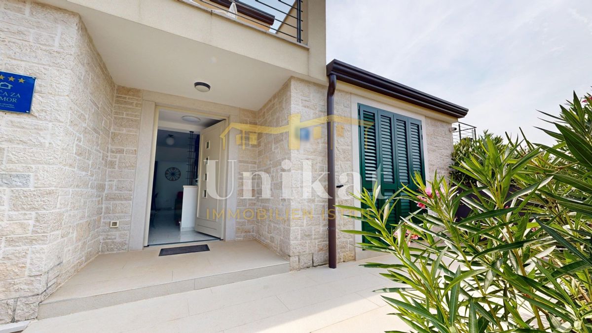 Čudovita dvojna hiša s bazenom